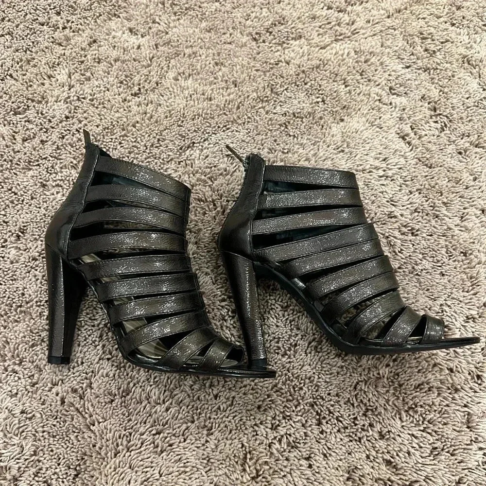 Colin Stewart 6.5 strappy high heel sandals booties brown gray patent leather